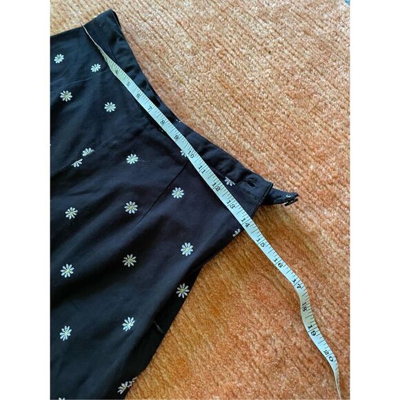 BRIGGS NEW YORK Wm's Capri Pants Black W/Embroidered Daisy Design Size 10P - Picture 4 of 7